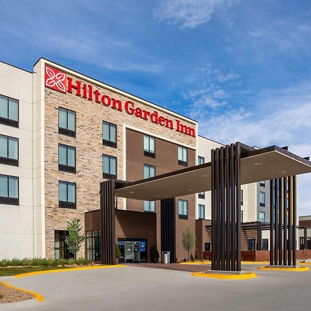 Hilton Garden Inn Hays, Ks Exteriör bild