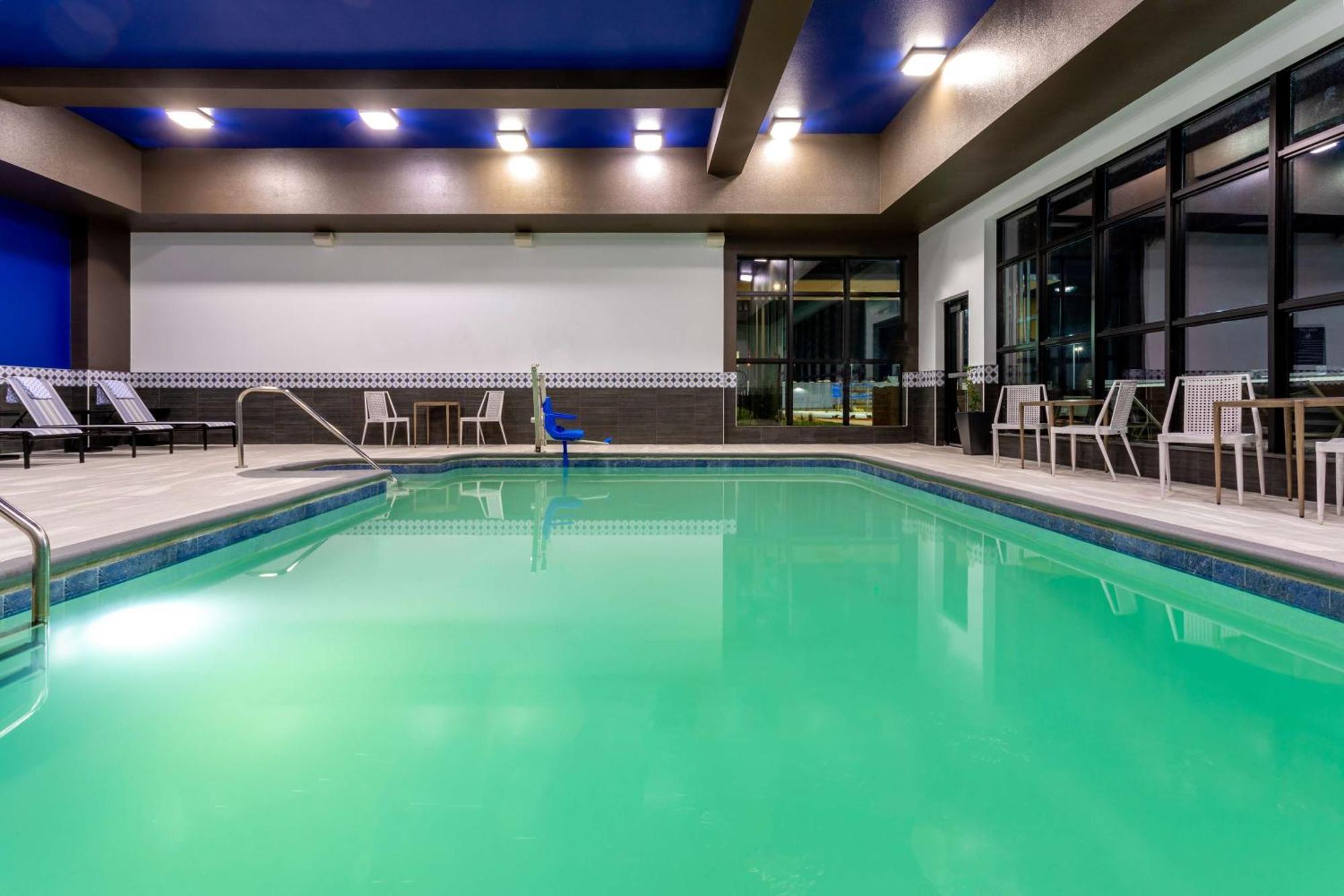 Hilton Garden Inn Hays, Ks Exteriör bild