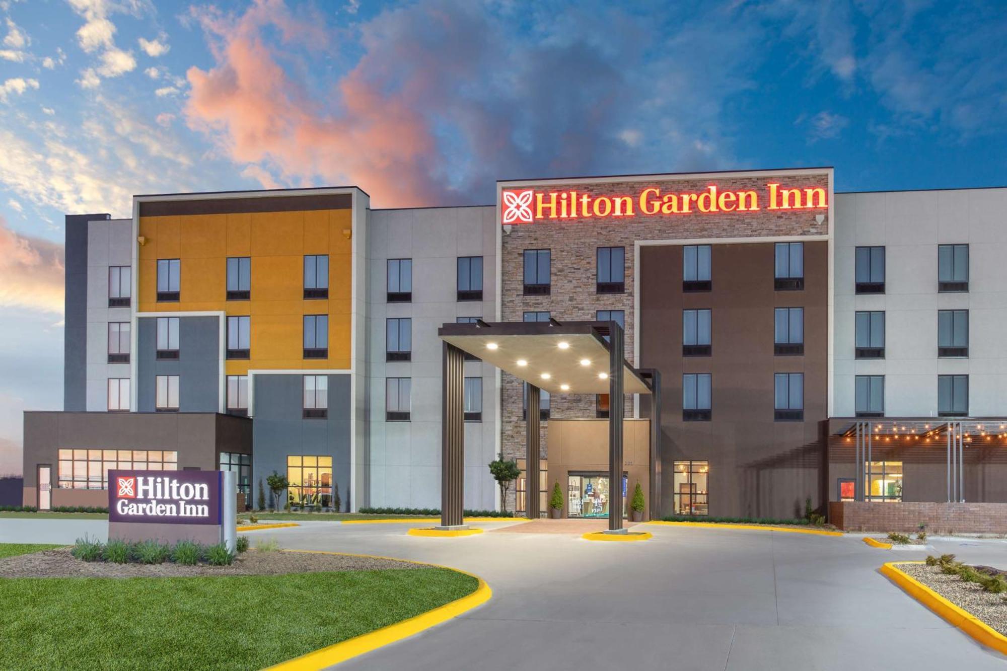 Hilton Garden Inn Hays, Ks Exteriör bild